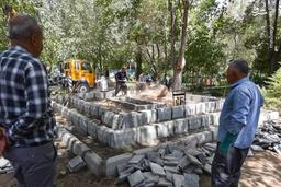 عکس/ آماده‌سازی آرامگاه استاد فرشچیان در اصفهان