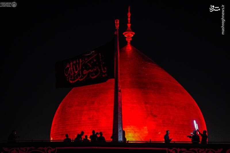 عکس/ مراسم تعویض پرچم گنبد نورانی امیرالمومنین برای رحلت پیامبر