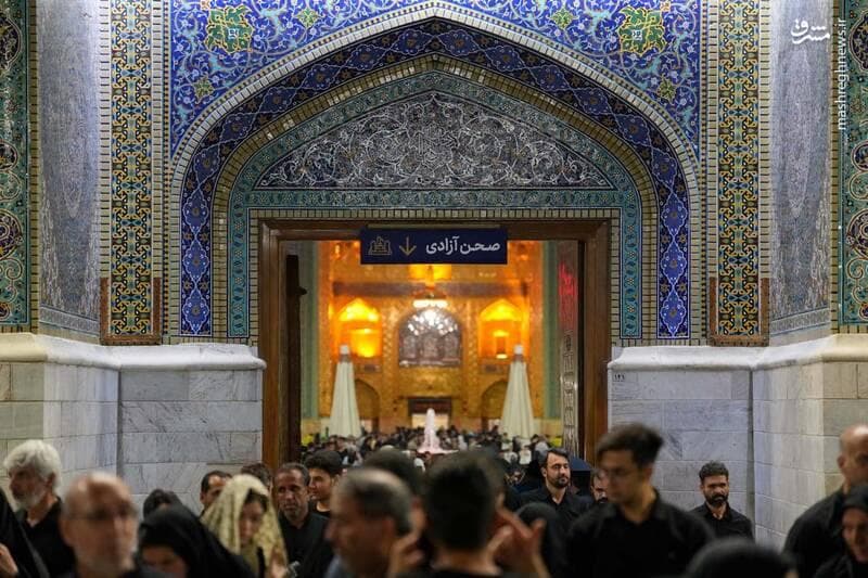 حال و هوای مشهد در شام شهادت علی بن موسی الرضا/ از استقبال خادمان رضوی تا مواکب خدمت‌رسانی و پزشکی/ نوحه‌سرایی جمعی زائران در گوشه و کنار حرم مطهر