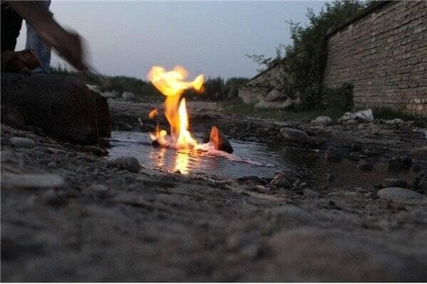 آتش گرفتن عجیب یک چشمه در مازندران +فیلم