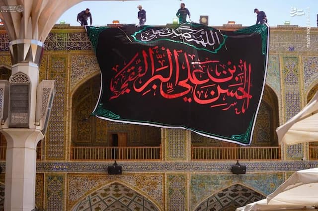 عکس/ نصب کتیبه‌های شهادت امام حسن عسکری(ع) در حرم علوی
