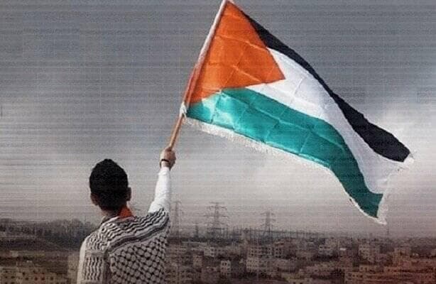 دونده چینی پرچم فلسطین را در خط پایان مسابقه‌ بالا برد