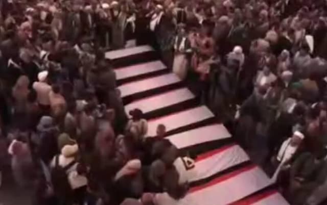 فیلم/ اقامه نماز بر پیکر شهدای حمله تروریستی رژیم صهیونیستی به یمن