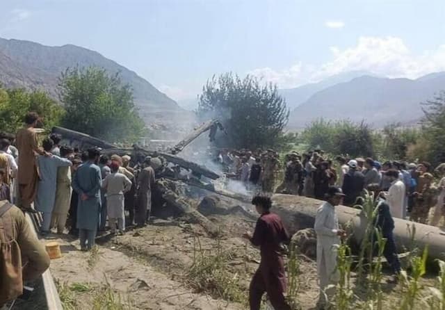 فیلم/ ۵ کشته در پی سقوط بالگرد نظامی در پاکستان