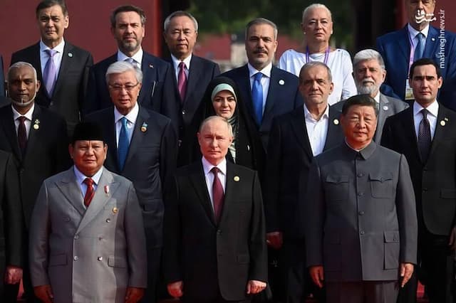 عکس یادگاری سران شرکت‌کننده در مراسم رژۀ ارتش چین