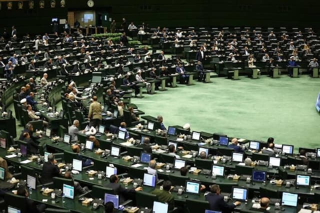 اصرار مجلس بر ۴۲ ساعت کار اداری در هفته و ارجاع به کمیسیون
