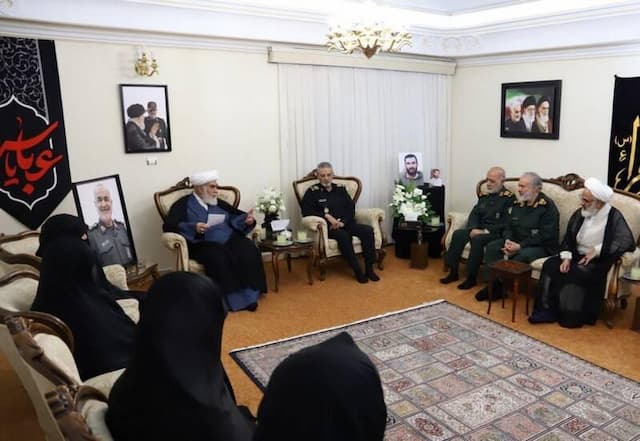 تصاویری منتشرنشده از حضور جمعی از فرماندهان و مسئولان در منزل شهید سلامی