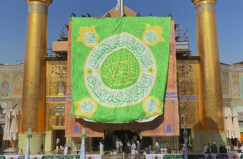 فیلم/ نصب کتیبه ولادت پیامبر و امام صادق(ع) بر ایوان نجف