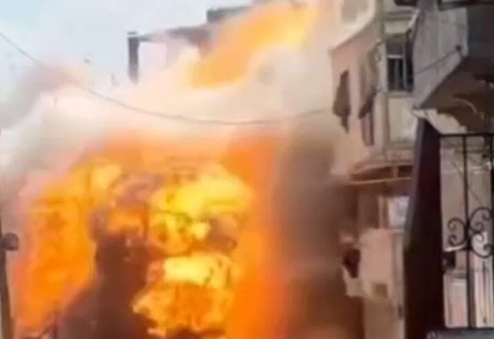 فیلم/ لحظه انهدام چند خانه مسکونی در غزه