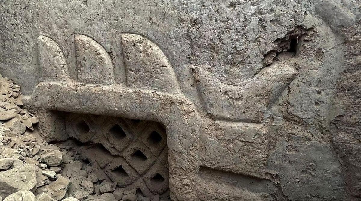 بیرون آمدن حکاکی استثنایی ۳ هزار ساله از زیر یک تپه | عکس