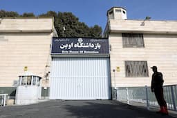 انتشار برای اولین بار؛ تصاویر دوربین مداربسته از لحظه ورود تعدادی از زندانیان امنیتی به اندرزگاه شماره ۷ اوین