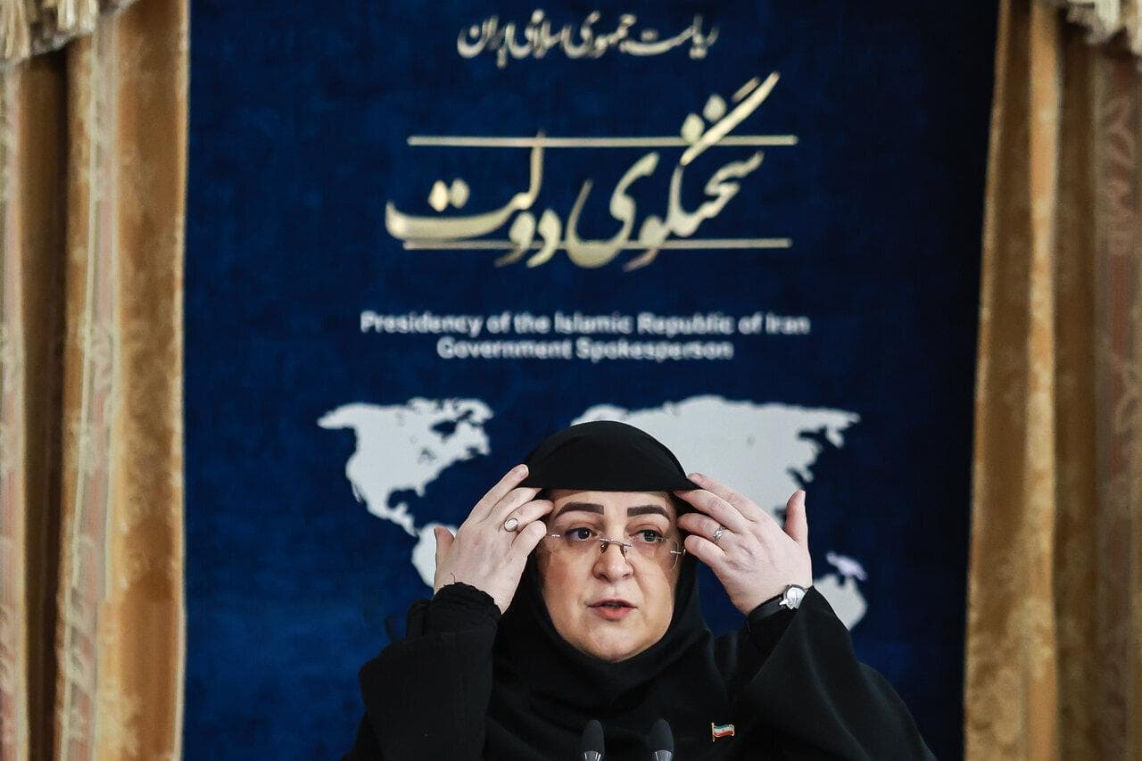 فاطمه مهاجرانی در حال پاسخگویی به سوالات خبرنگاران؛ هدیه خانم سخنگو به خبرنگاران | تصاویر
