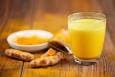 شیر زردچوبه؛ نوشیدنی طلایی شبانه برای تقویت ایمنی و خواب آرام
