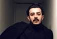علی شادمان جایزه‌اش را به بازیگر تئاتر زندانی؛ حسین محمدی تقدیم کرد