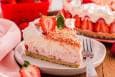دسر پنیر و توت فرنگی؛ دسری خوشمزه با لایه های پنیر و میوه و ژله!