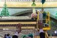 تعویض گل های ضریح حرم امام رضا(ع)
