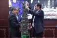 اهدای شال پهلوانی به وزیر امور خارجه