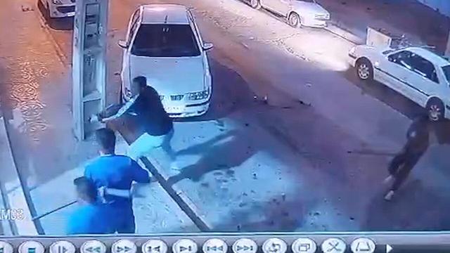 ببینید | حمله وحشیانه اراذل به مردم در جنوب تهران