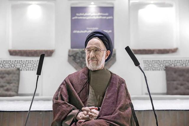 روزنامه اصلاح طلب: عبارت "تکرارمی کنم" که خاتمی به کار برد بعضی مشکلات کشور را حل کرد/ گفتمان او تندروها را به حاشیه می راند