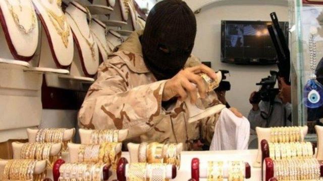ببینید | سرقت مسلحانه از یک طلا فروشی با لباس مبدل سرهنگ یگان ویژه فراجا