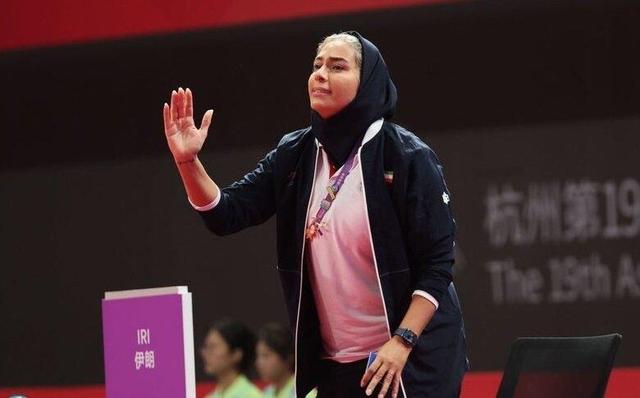 ببینید | واقعا لیاقت نداری! / مهروز ساعی خطاب به ملی پوش تکواندو حین مبارزه