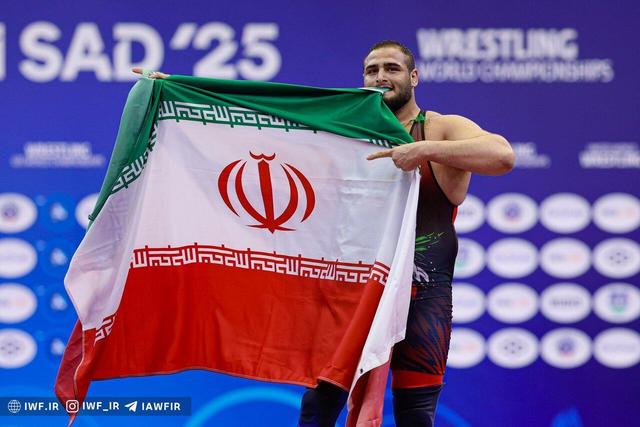 به عشق شهدا پرچم را بالا نگه میداریم | از ثانیه اول به حریف حمله میکنم | کشتی زیبا لذت زندگی من است