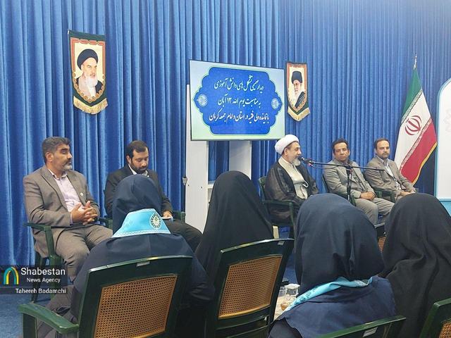 نشست صمیمی نمایندگان تشکلهای دانشآموزی با نماینده ولیفقیه در استان کرمان