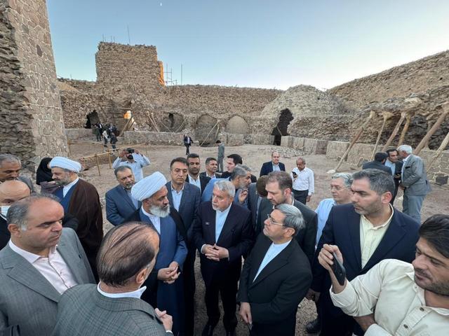 تاکید وزیر میراثفرهنگی بر احیای قلعه سنگی پرند/ صالحیامیری: پرند جسمی مدرن و روحی تاریخی دارد که باید احیا شود