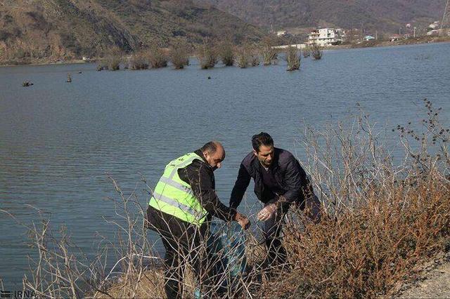 فیم| پاکسازی تالاب استیل آستارا از زباله