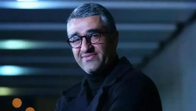 واکنش وکیل پژمان جمشیدی به جنجالها: خروج موکل من کاملاً قانونی و برای دیدار با خانواده است