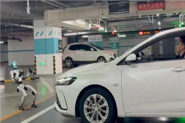 ربات انساننمای چینی یک خودروی ۱.۵ تنی را کشید