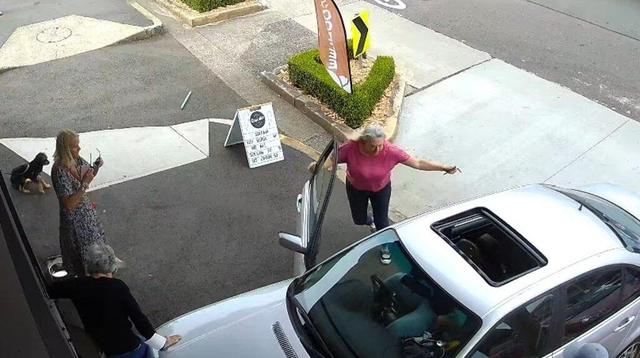 ببینید | تصادف هولناک در سیدنی؛ زن سالمند مقابل کافه زیر ماشین ماند