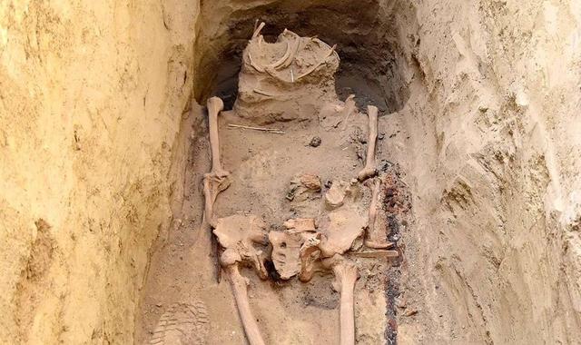 بیرون آمدن جنگجوی باستانی با شمشیرش بعد از ۱۴۰۰ سال از زیر خاک | عکس