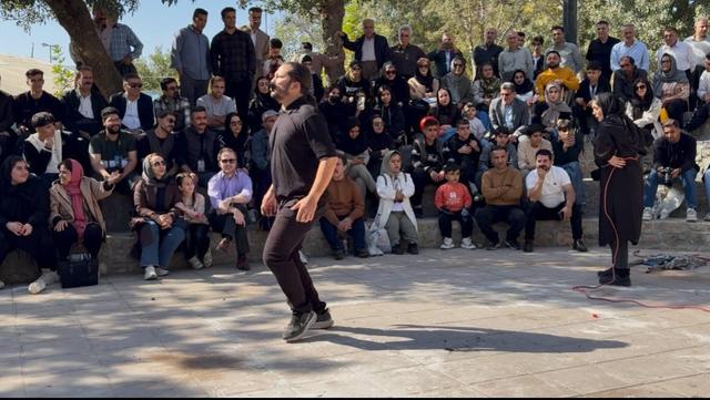 اجرای نمایش ننه دلاور در بخش فراگیر معلولان تئاتر خیابانی مریوان