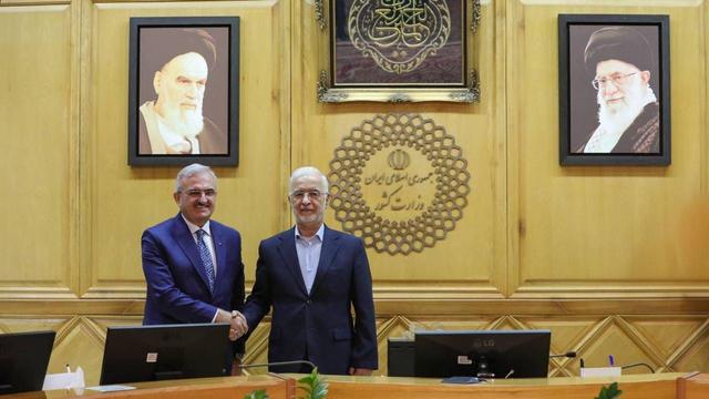 مومنی: محدودیتی برای توسعه روابط با ترکیه نداریم