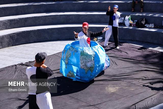 اجرای نمایش پایپون قرمز در جشنواره بینالمللی تئاتر خیابانی مریوان