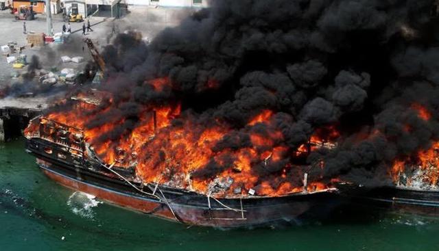 حریق یک فروند لنج باری در بندر چارک/ اوضاع تحت کنترل است +فیلم