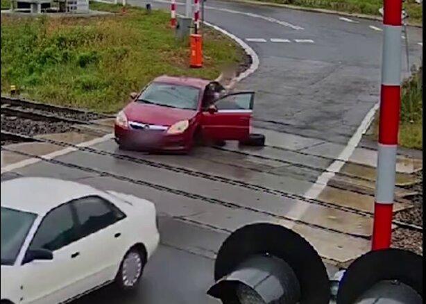 ببینید | لحظه عجیب شکستن محور چرخ خودروی سواری روی ریل قطار!