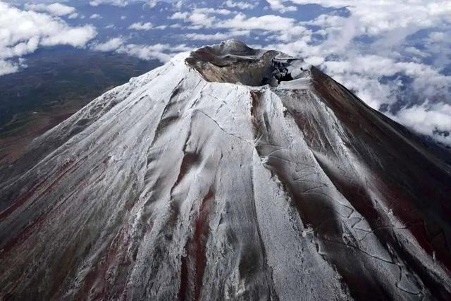 ببینید | فیلمی از هواپیمای اختصاصی ترامپ بر فراز کوه فوجی