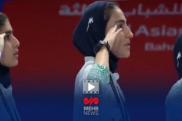 احترام نظامی بازیکنان تیم ملی فوتسال بانوان ایران پس از قهرمانی