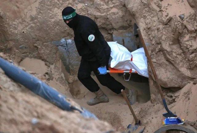 القسام جسد دو اسیر اسرائیلی را تحویل صلیب سرخ داد