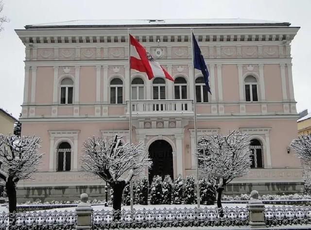 سفارت اتریش در ایران: خدمات کنسولی همچنان در حالت تعلیق هستند/ پیشبینی میشود سفارت از آذر ماه، مجدداً قادر به تأیید مدارک ایرانیان باشد