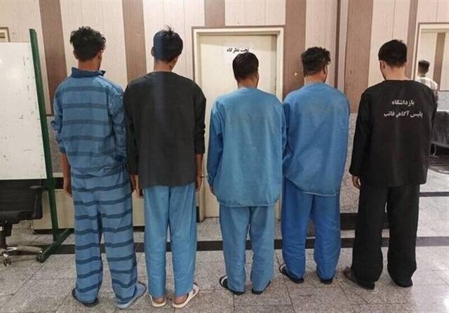 لحظه چاقو زدن موادفروشان به دانشجویان سوهانک و تیر خوردن از پلیس