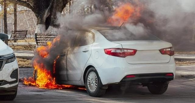 ۱۳ نشانه هشدار دهنده که ممکن است خودروی شما در آستانه آتشسوزی باشد