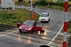 لحظه عجیب شکستن محور چرخ خودروی سواری روی ریل قطار! (فیلم)