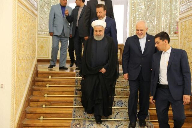 صندلیهای خالی و سخنرانان عجیب همایش محاکمه ظریف و روحانی + تصویر