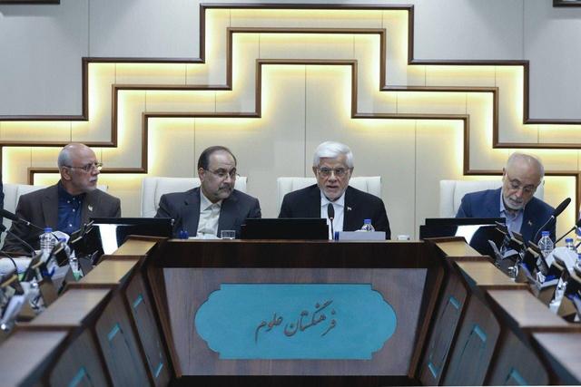 انتقاد تند معاون اول پزشکیان از متهم کردن نخبگان به جاسوسی | عارف: ذهنیت بسته، مانع پیشرفت علمی کشور است