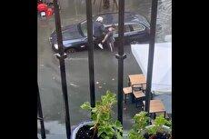 نجات مرد گرفتار در سیلاب اسپانیا توسط جوان شجاع (فیلم)