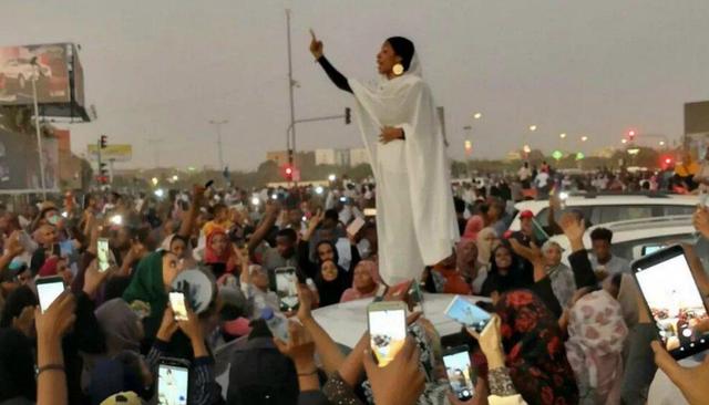 الهه مرگ سودانیها؛ زنی به نام آلا صلاح