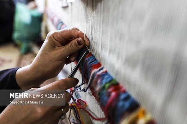 فرشهای نفیس استان سمنان بدون برند؛ گرهکور معیشت بر زندگی بافنده